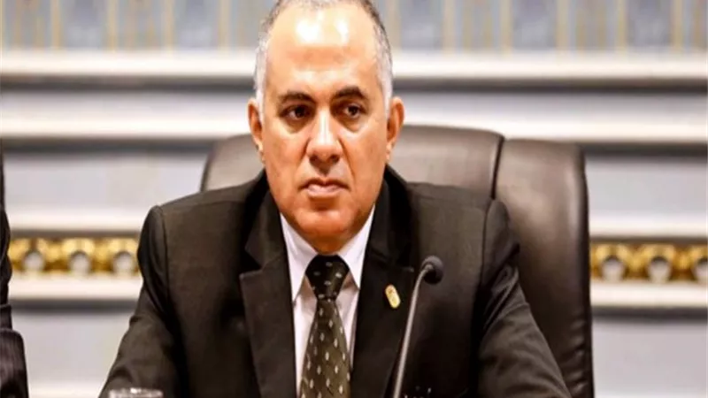 وزير الري يتلقى تقريرًا بإنجازات «حماية الشواطئ»