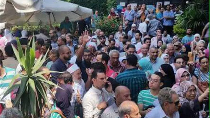 بالصور.. زحام شديد في جميع فروع بنك التعمير والإسكان لحجز «سكن مصر»