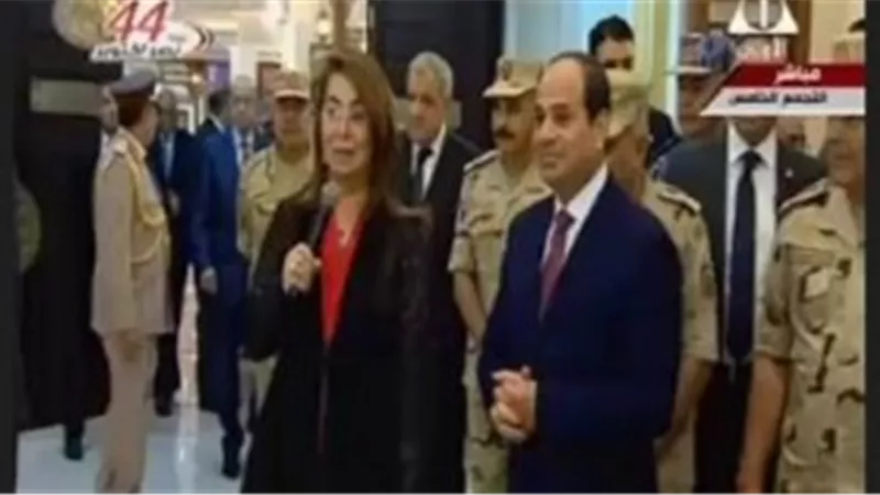 السيسي يتفقد معرض منتجات أسر الشهداء بمركز المؤتمرات الجديد