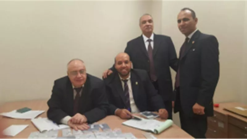 ضبط راكب حاول تهريب 37 هاتفا علي جسده