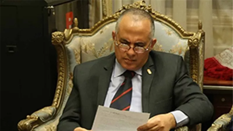 وزير الري يتلقى تقريرًا بتعديات نهر النيل