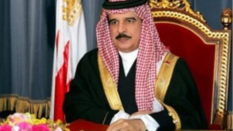 العاهل البحرينى يعزى الرئيس السيسى فى ضحايا حادث الواحات الإرهابى