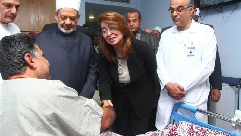 شيخ الأزهر ووزيرة التضامن يزوران «مصابي الواحات»