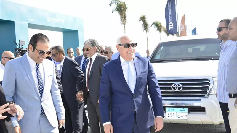 بالصور.. «محافظ بورسعيد» يضع حجر الأساس لمنتجع «تاور باى» 