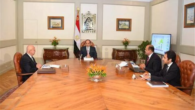 «السيسي» يتابع مع محافظ مطروح مخطط تنمية «غرب مصر» 