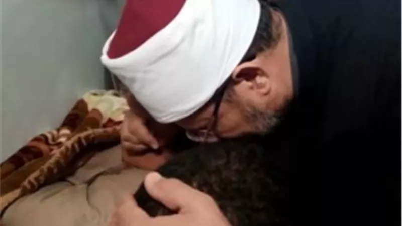 بالصور.. وزير الأوقاف يقبل رأس إمام مسجد الروضة المصاب