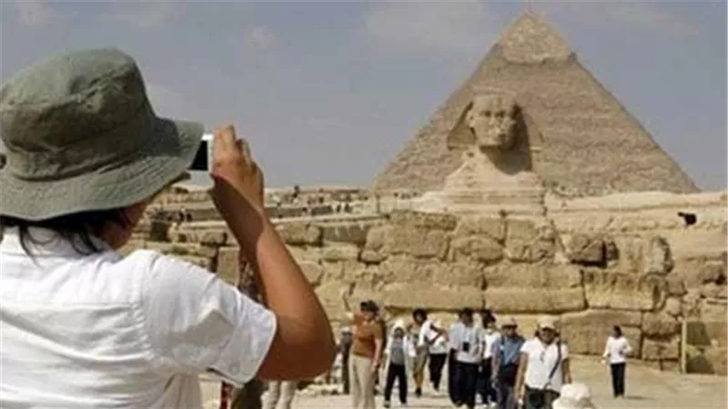 رئيس البرلمان اليابانى يتفقد مشروع مركب خوفو الثانية