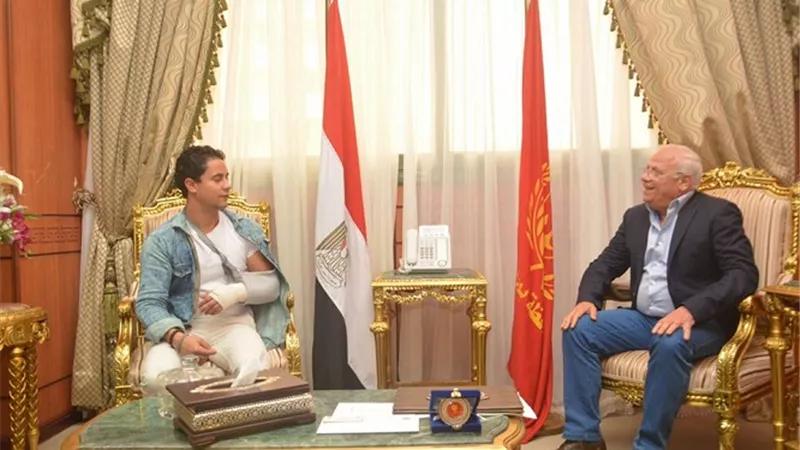 «الغضبان» يكرم شاب ساهم فى إنقاذ سيدة «بورسعيدية» من الغرق 
