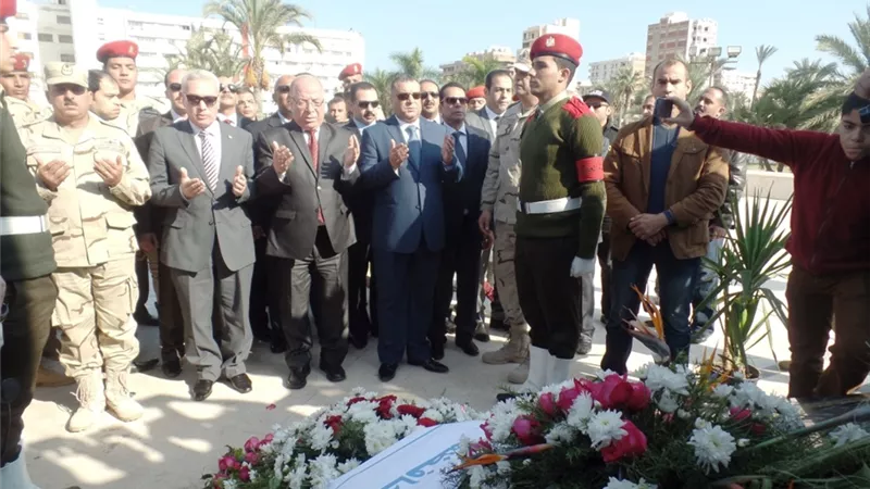 محافظ بورسعيد ومدير الأمن يضعان اكليلا من الزهور علي الشهداء