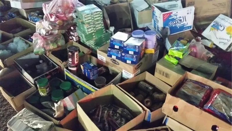ضبط 4464 عبوة من السلع الغذائية الفاسدة داخل مخزن بالإسكندرية