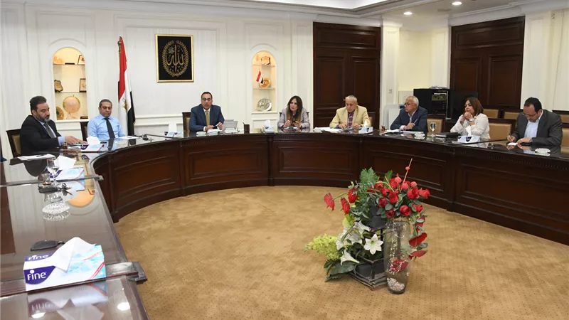 وزير الإسكان يطالب بسرعة تشغيل مدارس الحي السكني بالعاصمة الإدارية الجديدة 