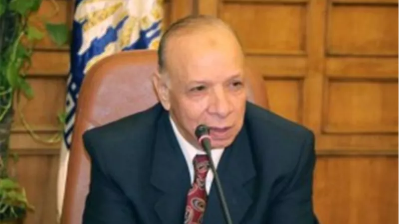 «محافظ القاهرة» يتفقد موقع انهيار عقارى «الساحل»