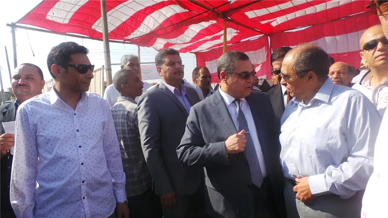 صور .. وزير الزراعة يفتتح موسم جنى القطن فى الفيوم