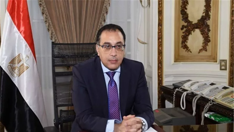 مدبولى: تطوير طرق الأحياء السكنية والمناطق الصناعية بـ6 أكتوبر